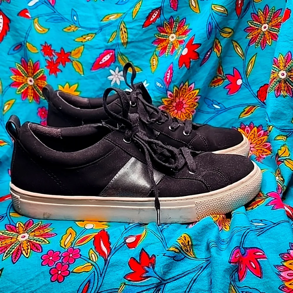 Nordstrom Rack black sneaker - Picture 1 of 6